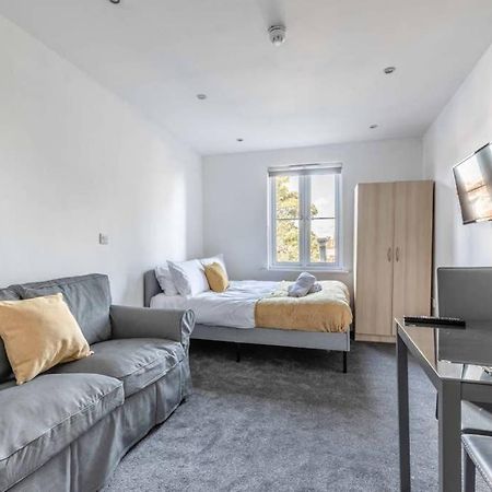 Modern Apartment On Egham High St And Close To Royal Holloway ภายนอก รูปภาพ