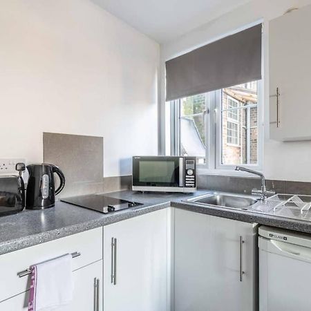 Modern Apartment On Egham High St And Close To Royal Holloway ภายนอก รูปภาพ