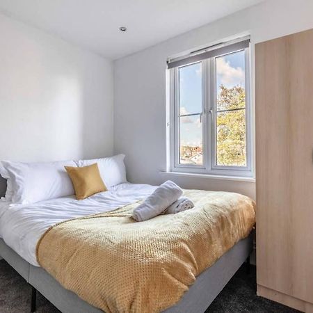 Modern Apartment On Egham High St And Close To Royal Holloway ภายนอก รูปภาพ