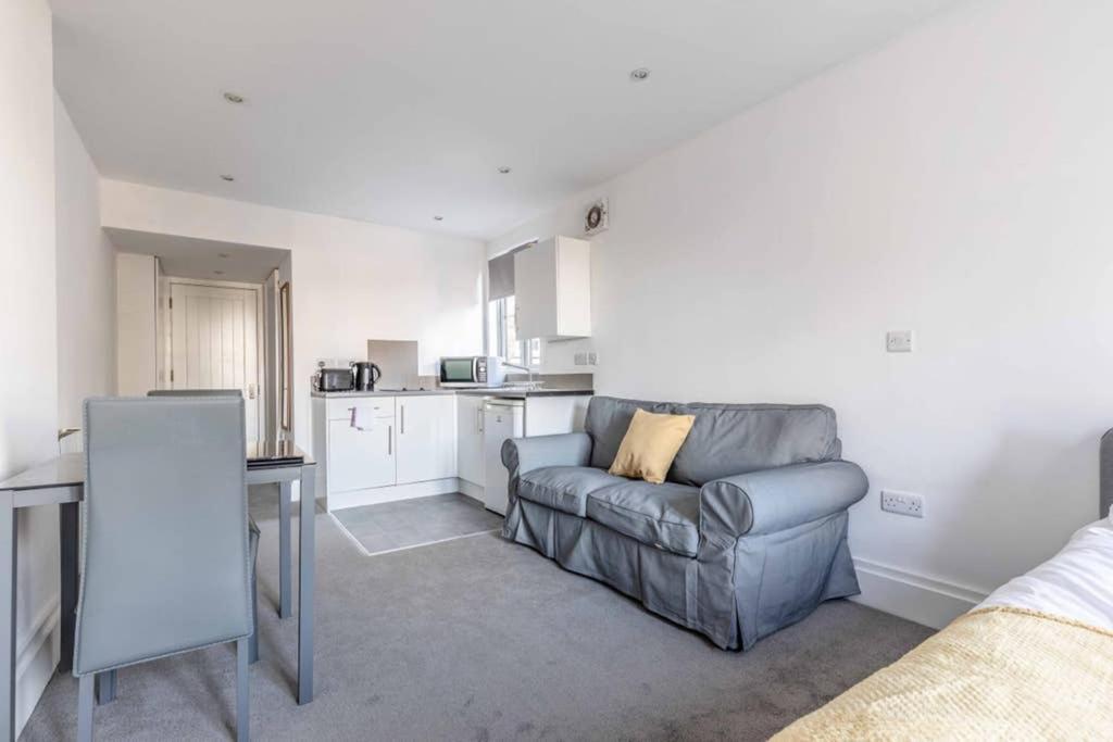 Modern Apartment On Egham High St And Close To Royal Holloway ภายนอก รูปภาพ