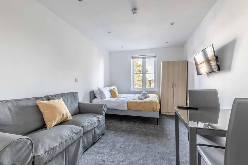 Modern Apartment On Egham High St And Close To Royal Holloway ภายนอก รูปภาพ