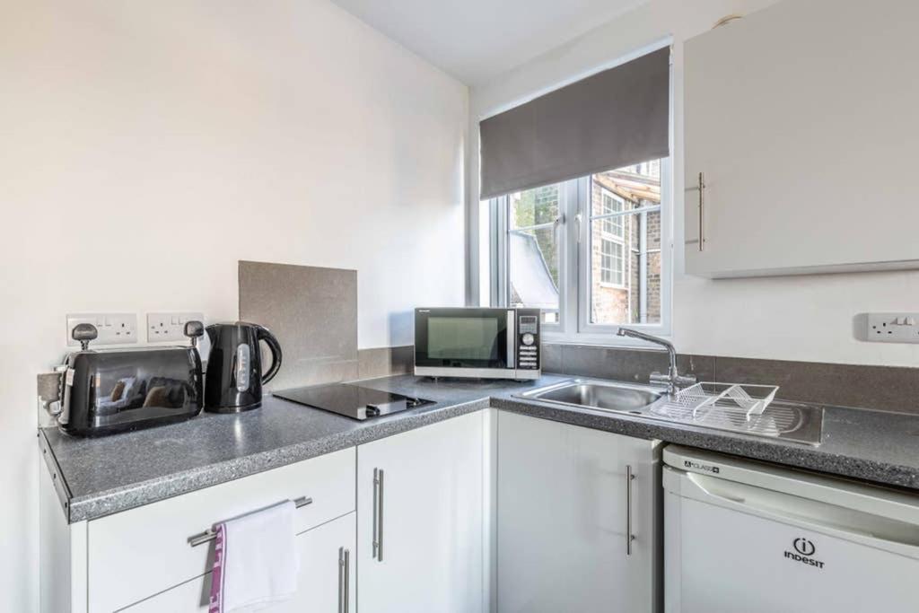 Modern Apartment On Egham High St And Close To Royal Holloway ภายนอก รูปภาพ