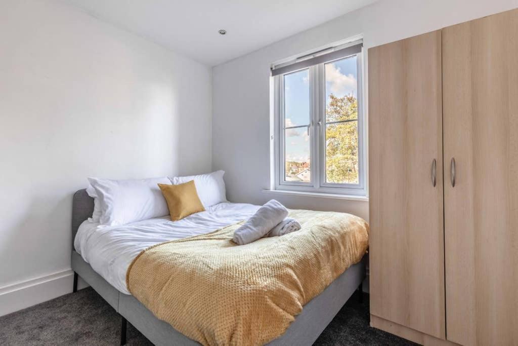Modern Apartment On Egham High St And Close To Royal Holloway ภายนอก รูปภาพ