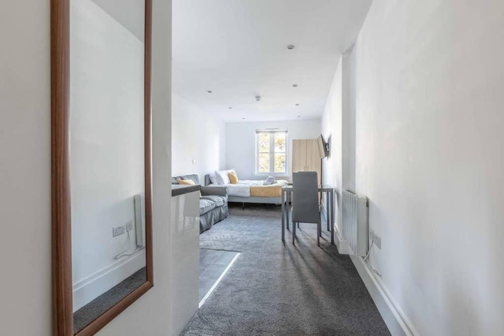 Modern Apartment On Egham High St And Close To Royal Holloway ภายนอก รูปภาพ